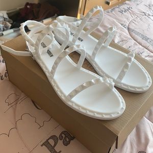 Pyramid stud details 
Synthetic upper materialsole